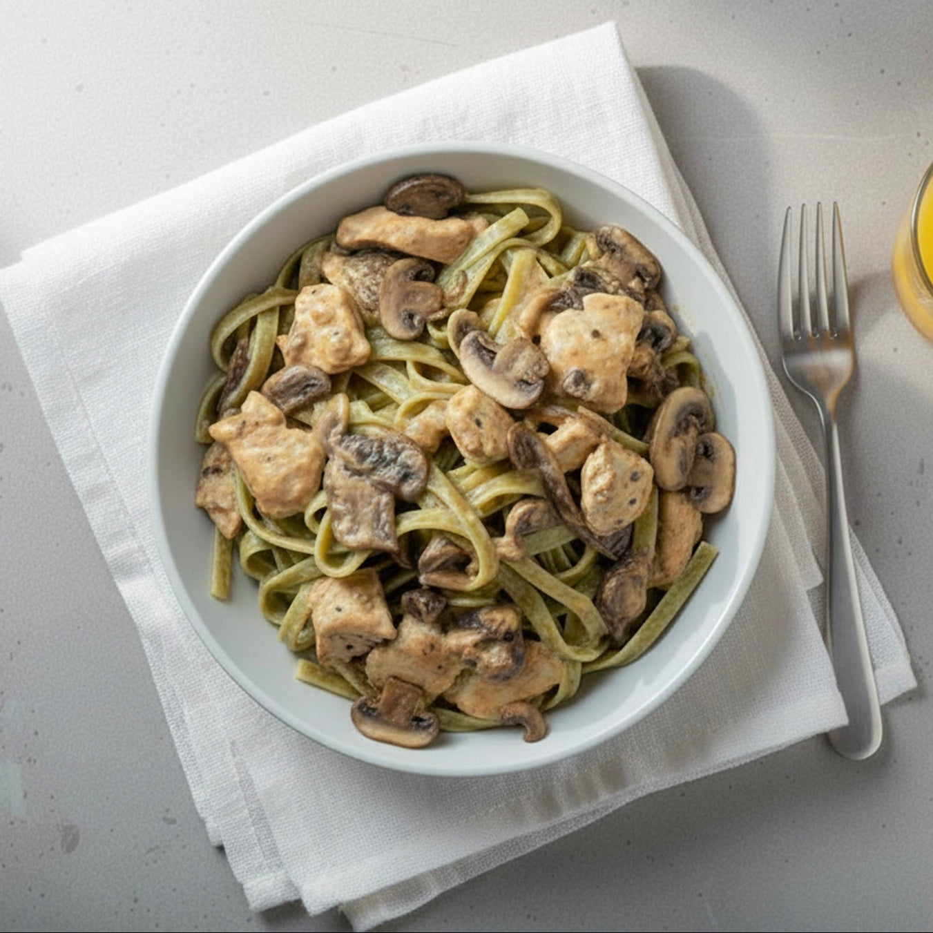 Spinach fettuccine with chicken stroganoff
